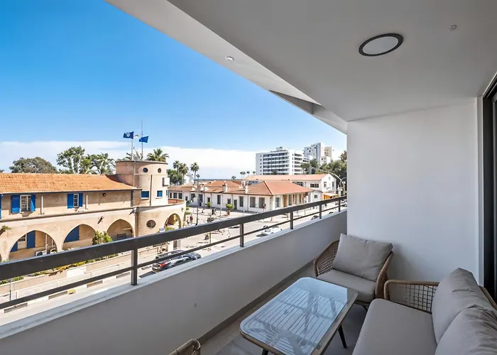 Finikoudes Marina View 102 דירה