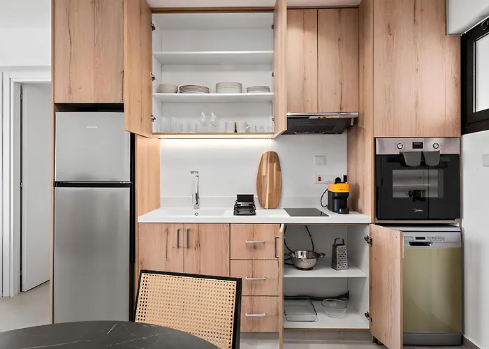 Finikoudes Marina View 102 * לרנקה