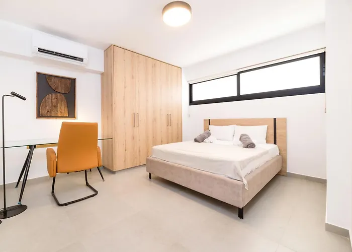 Finikoudes Marina View 102 דירה *