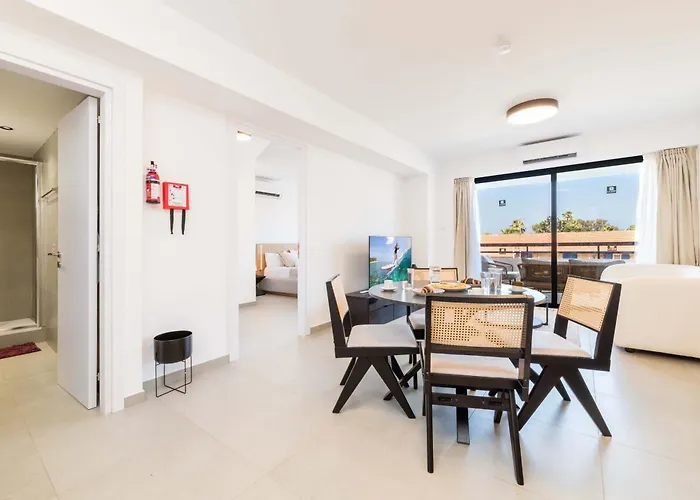 Finikoudes Marina View 102 * לרנקה