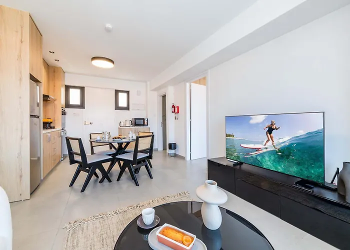 Finikoudes Marina View 102 דירה